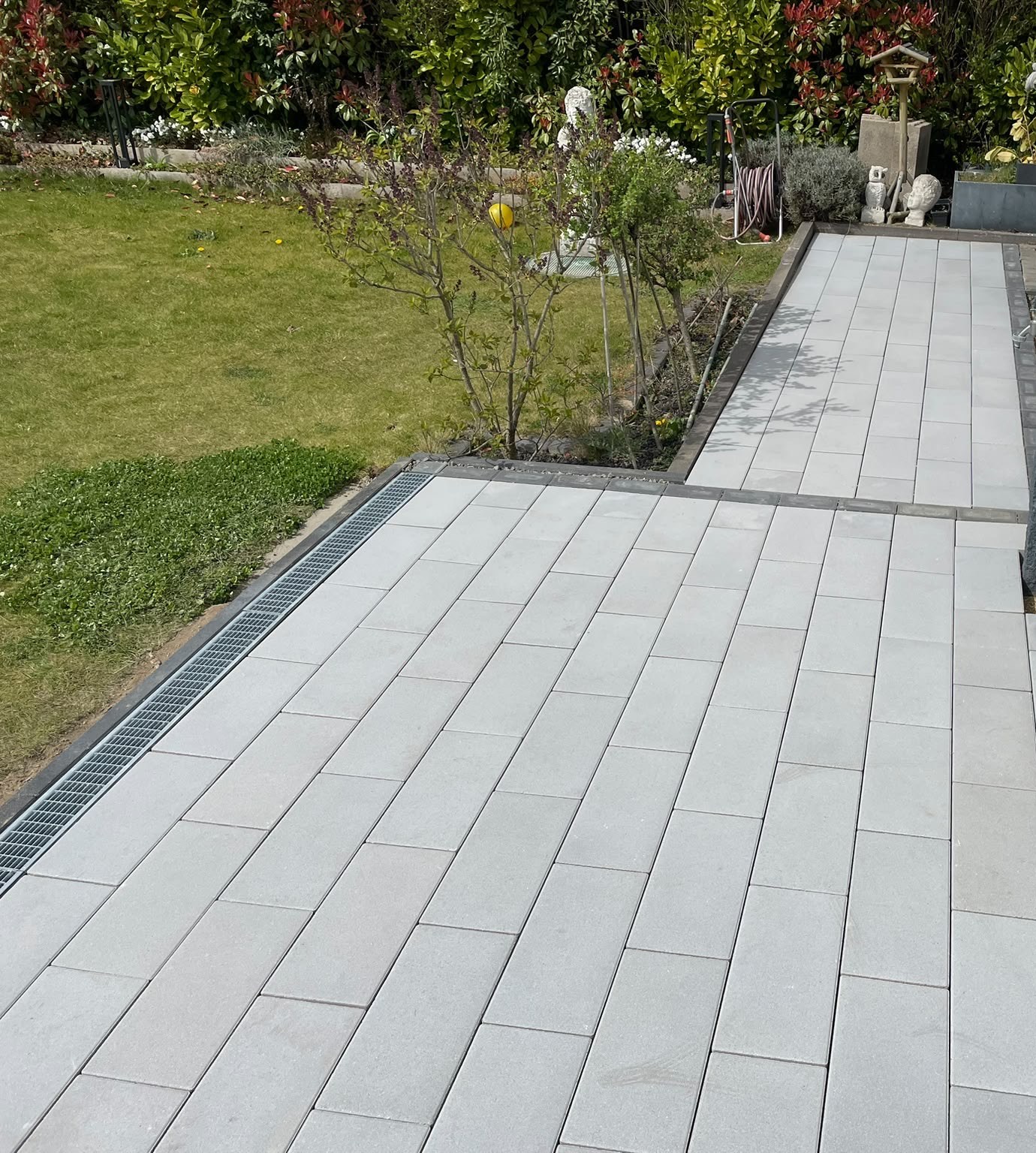 Neuer Plattenweg im Garten mit Entwässerungsrinne