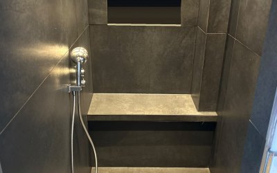 Badezimmer – Dusche mit Sitzbank und Nische