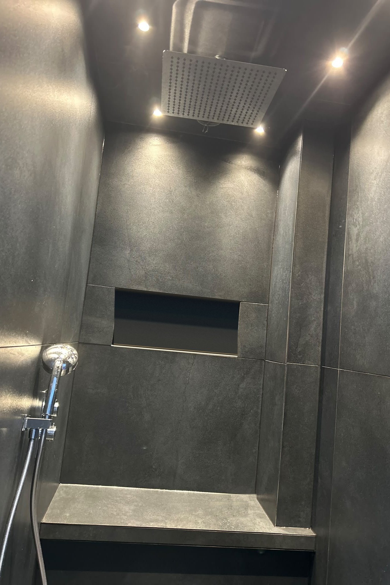 Bodengleiche Dusche in Anthrazit mit Regendusche, Nische und Sitzbank