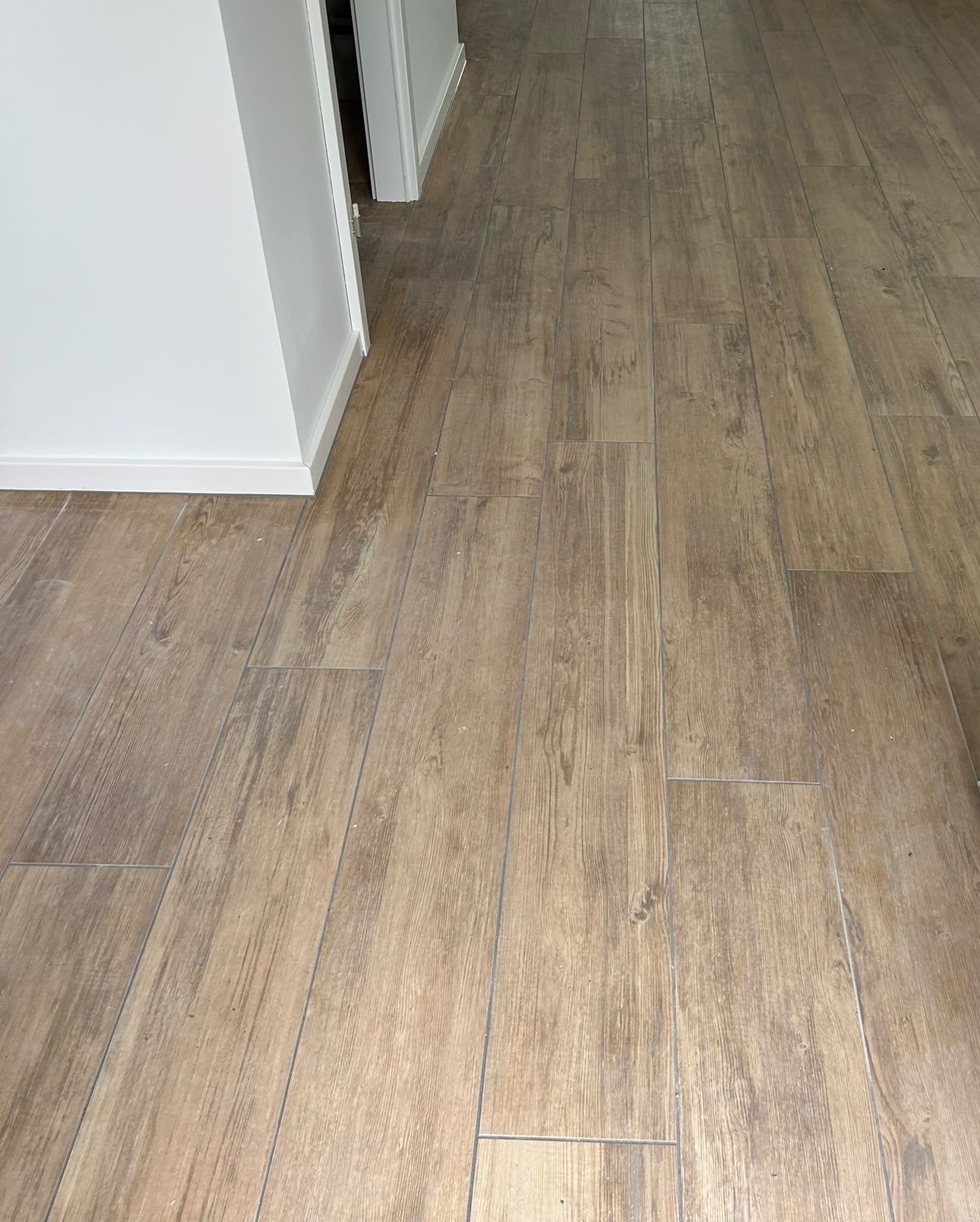 Fertiger Flur mit Fliesen in Holzoptik